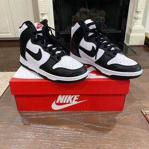 👟Women’s Nike Dunk High. They are a women’s 7.5.